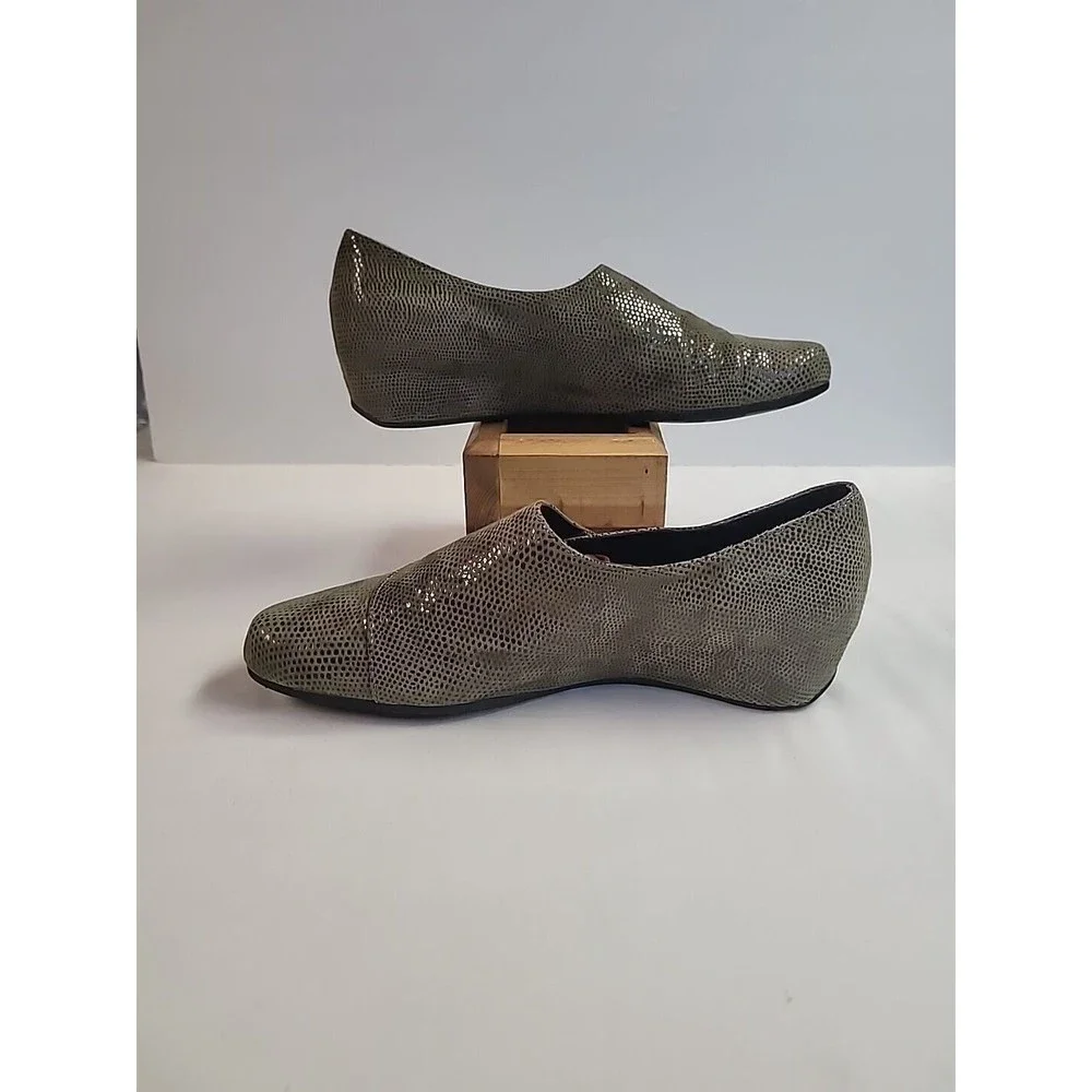 Vaneli Shiny Dot Round Toe Mini Wedge‎ Heel Shoes Women's Olive Green Size 9.5 M